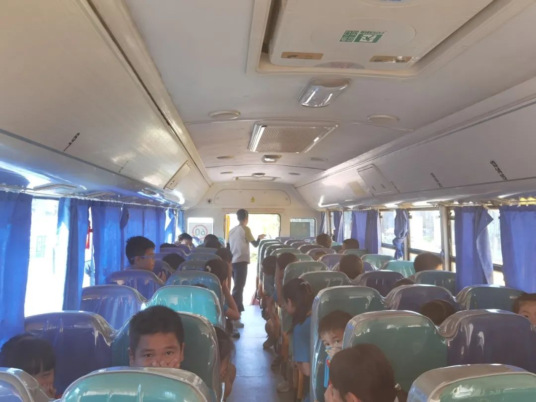 新平小學開展校車應急疏散演練