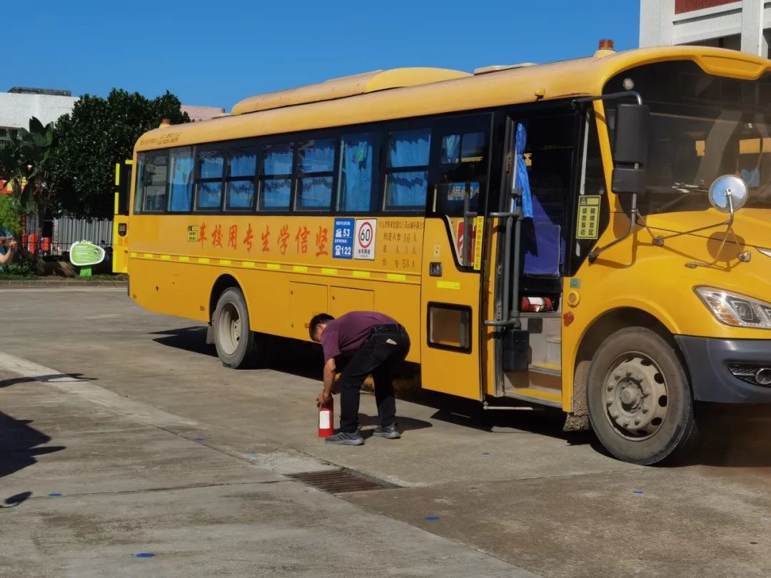 新平小學開展校車應急疏散演練