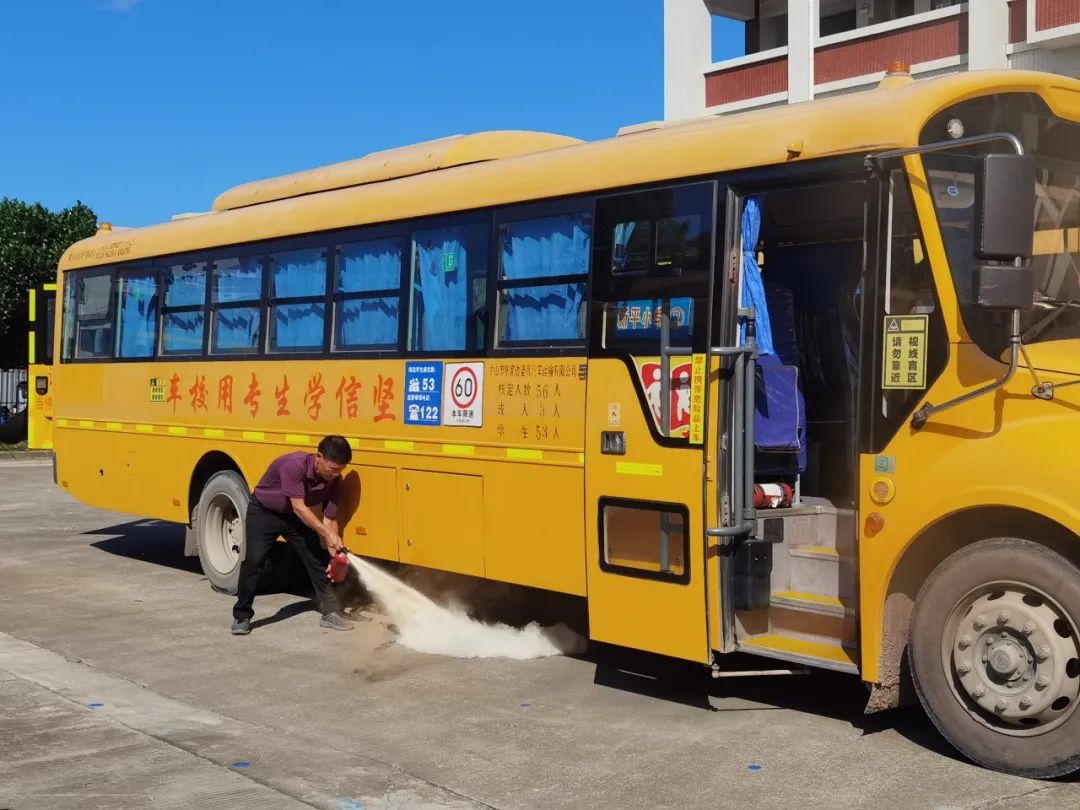新平小學開展校車應急疏散演練