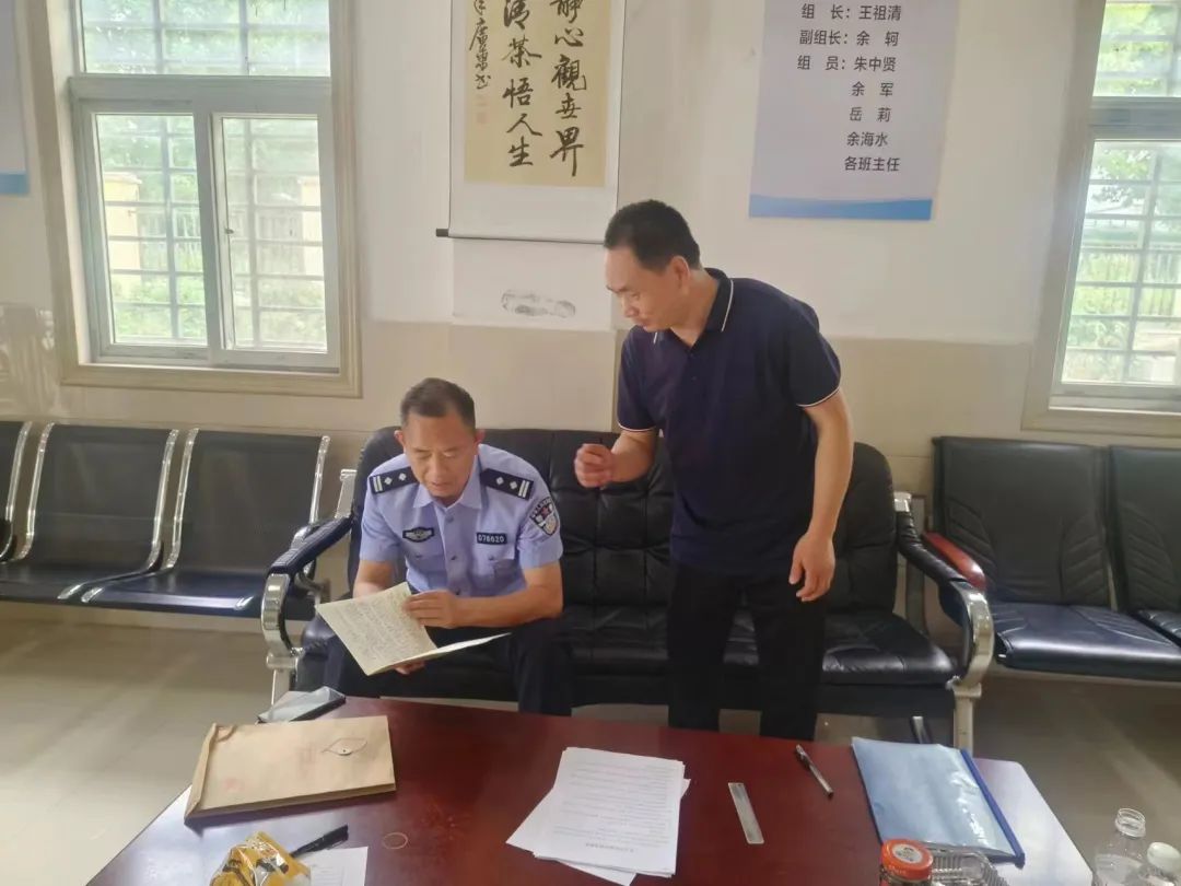 全國安全生產月丨正陽公安交警進校園開展校車安全檢查