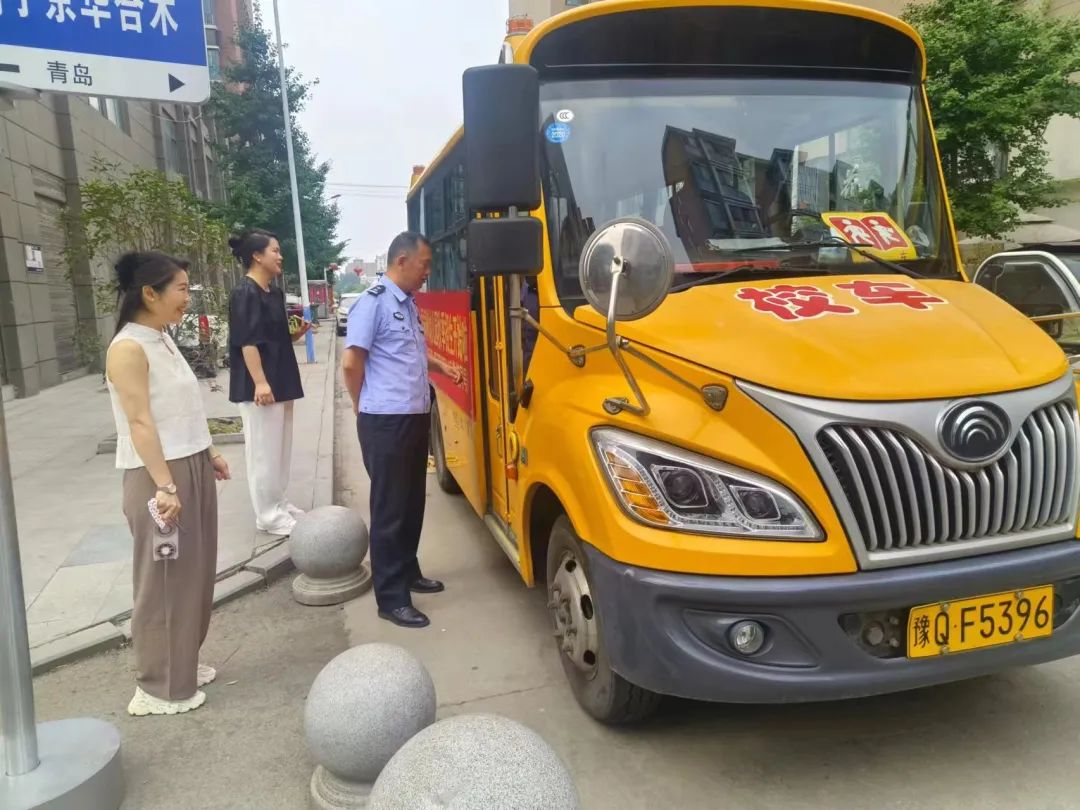 全國安全生產月丨正陽公安交警進校園開展校車安全檢查
