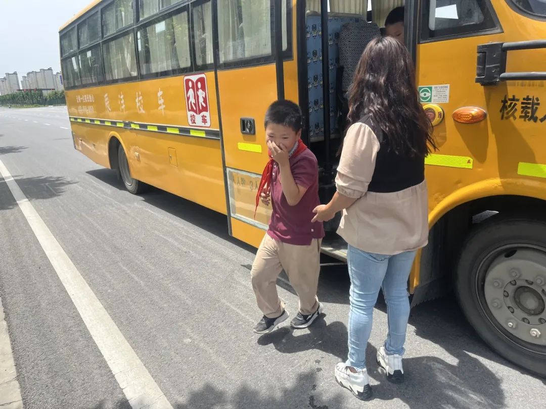 校車應(yīng)急演練 筑牢安全防線