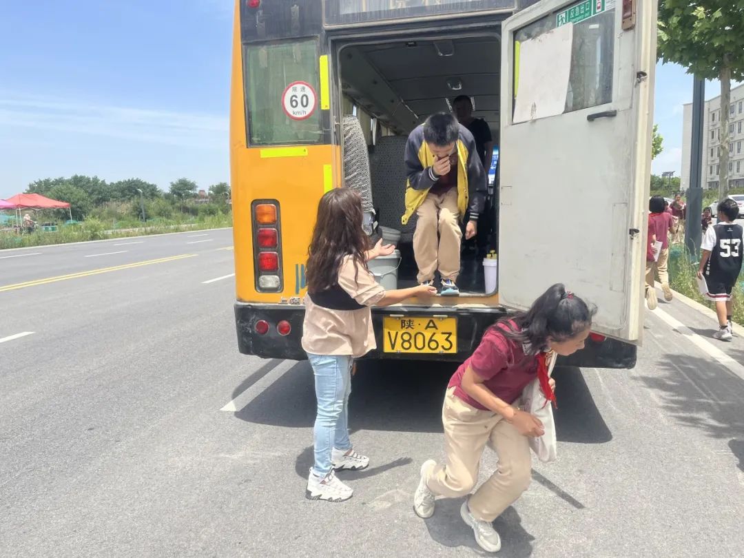 校車應(yīng)急演練 筑牢安全防線