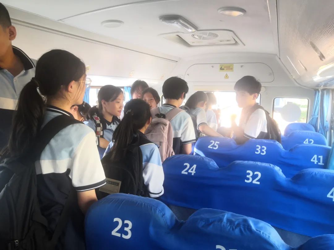 辦人民滿意教育|安全乘校車，平安伴我行——威海市愛山實驗學校開展校車應急演練