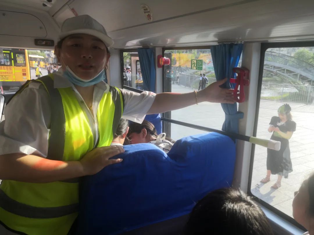 辦人民滿意教育|安全乘校車，平安伴我行——威海市愛山實驗學校開展校車應急演練