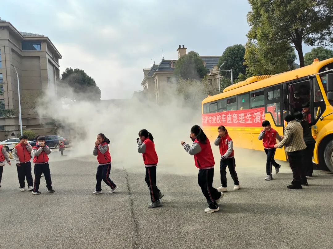 筑牢安全防線，守護校園出行——福清文光小學開展校車安全演練與交通安全教育活動