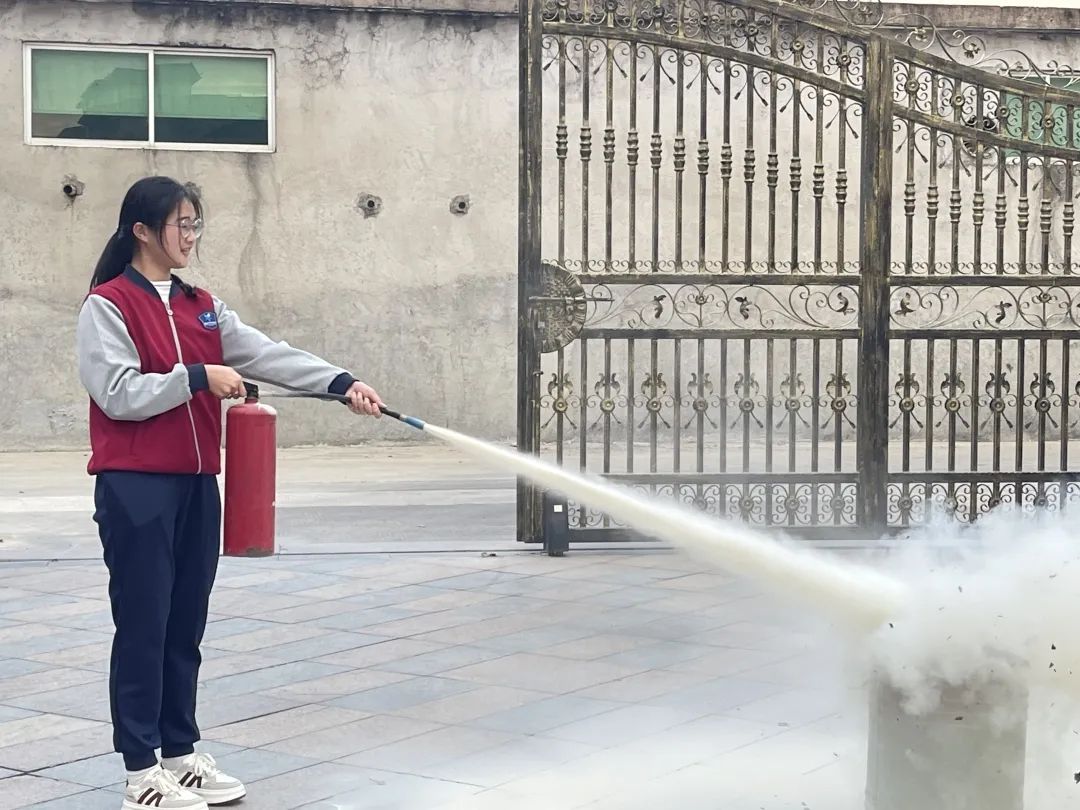 【校車安全】平安乘車，為愛護航——成田實驗幼兒園校車安全應(yīng)急演練