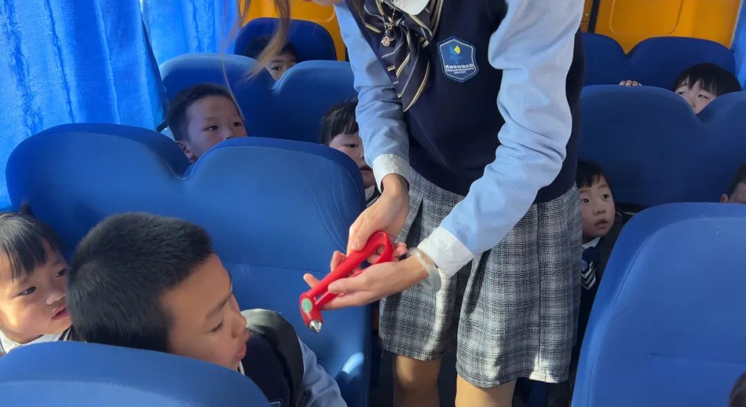 【校車安全】平安乘車，為愛護航——成田實驗幼兒園校車安全應(yīng)急演練