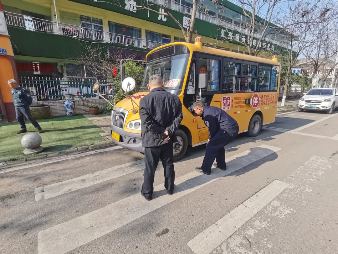 擰緊校車“安全閥” 織密護學“安全網”——縣教體局高度重視民辦學校校車安全工作