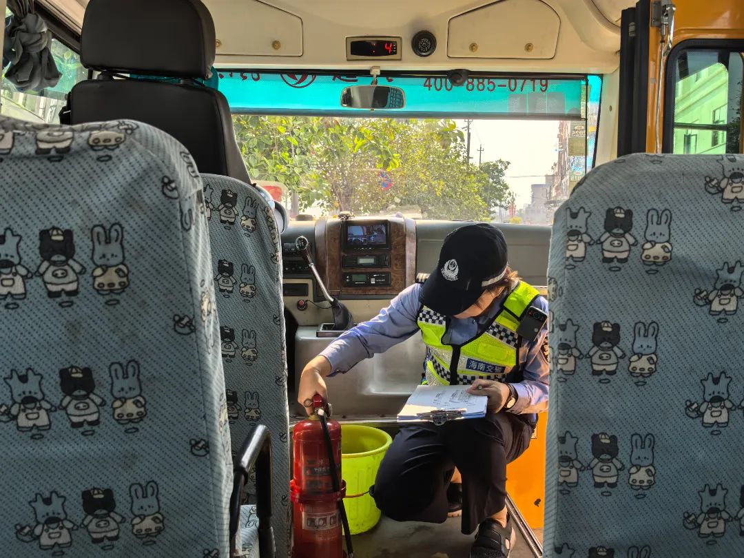 定安公安交警嚴(yán)把校車安全關(guān)，筑牢學(xué)生“安全路”！