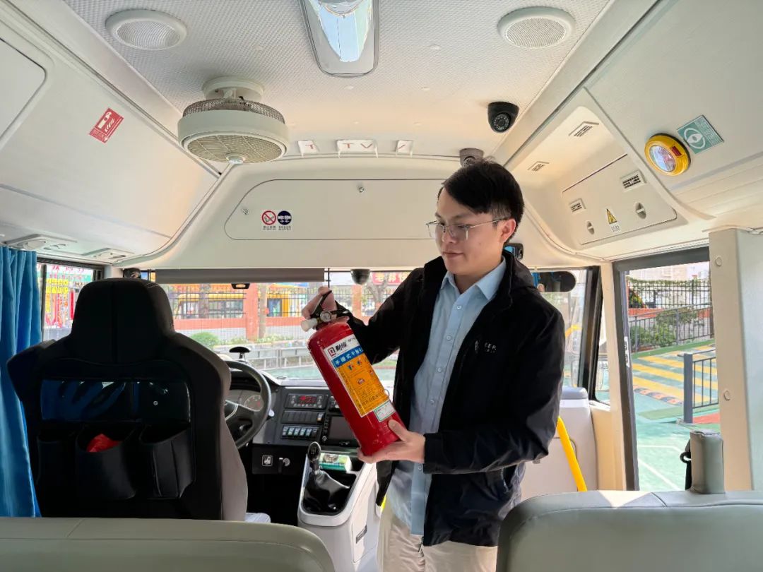 【安全演練】秋長益華幼兒園“平安乘車，安全‘童’行”校車安全演練活動