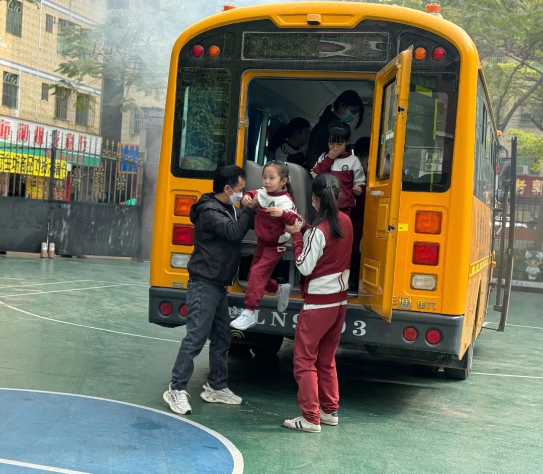 【安全演練】秋長益華幼兒園“平安乘車，安全‘童’行”校車安全演練活動