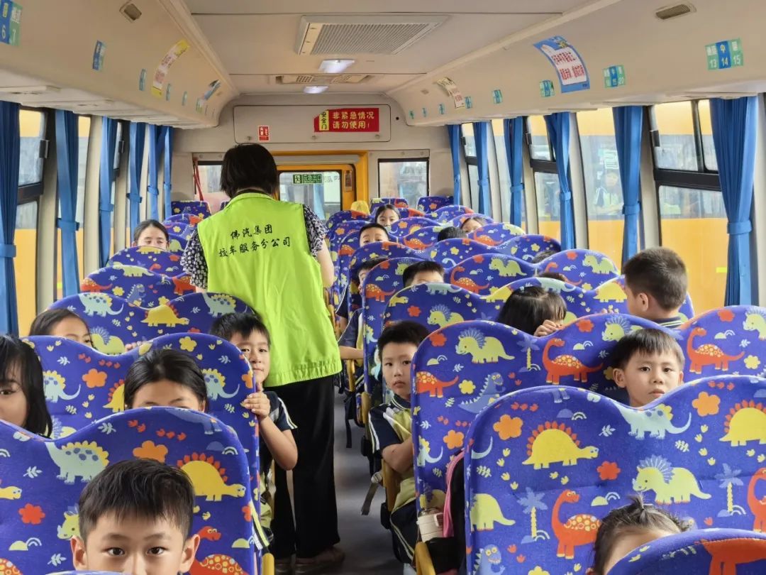 聚焦安全，守護(hù)校園——紫南小學(xué)校車安全應(yīng)急疏散演練