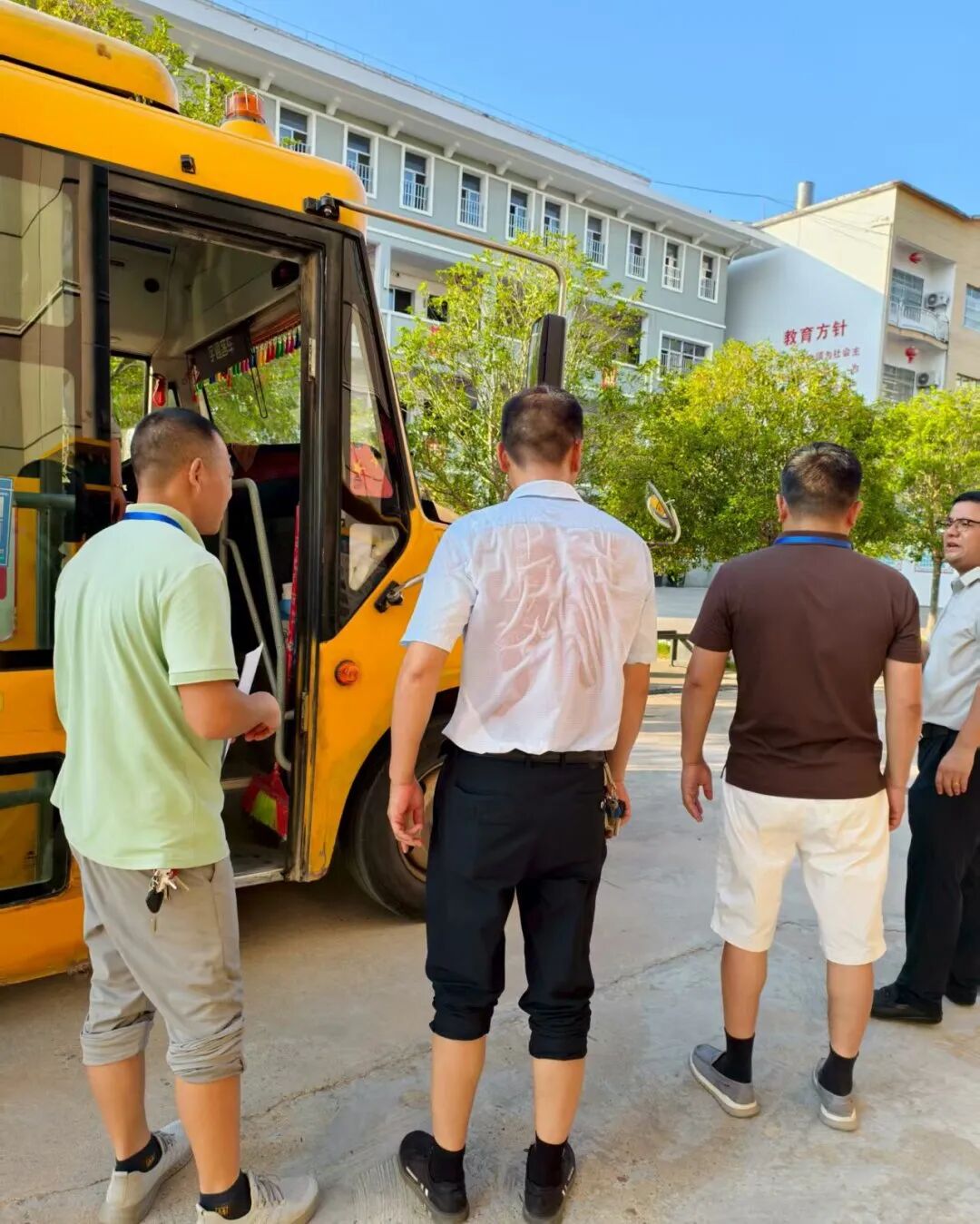 溫情護航學子回家路——古埠鎮中心小學新學期校車送歸服務首日平穩運行