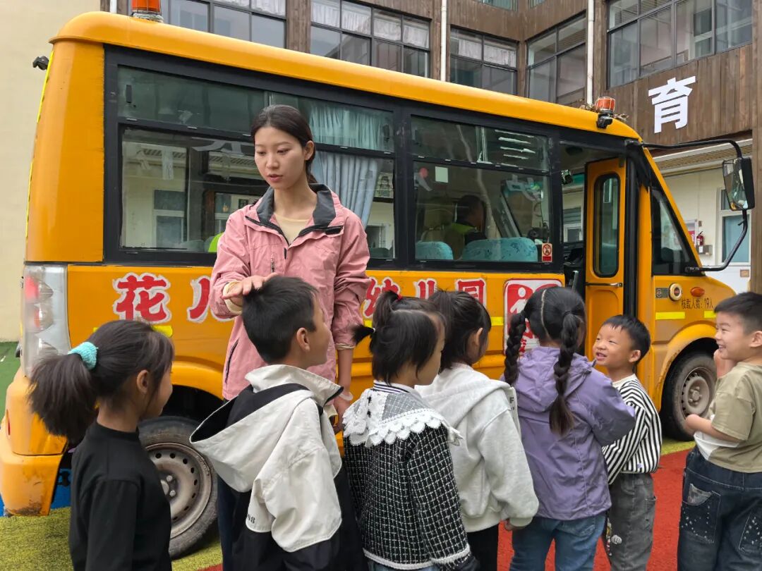 筑牢校車安全，守護(hù)成長之路——花兒朵朵幼兒園2025年秋季校車安全應(yīng)急疏散演練
