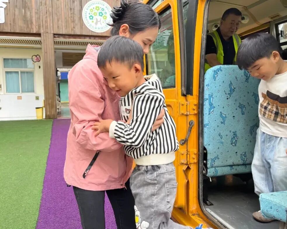 筑牢校車安全，守護(hù)成長之路——花兒朵朵幼兒園2025年秋季校車安全應(yīng)急疏散演練