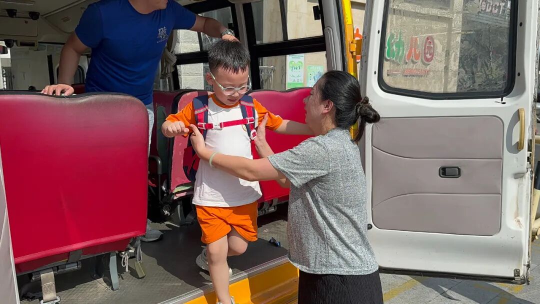 【平安校園】為愛護航，平安校車伴我行 ——石獅市恩啟頓幼兒園校車應急疏散演練