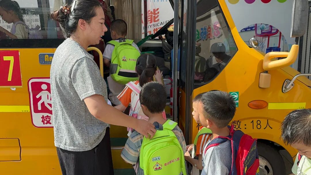 【平安校園】為愛護航，平安校車伴我行 ——石獅市恩啟頓幼兒園校車應急疏散演練