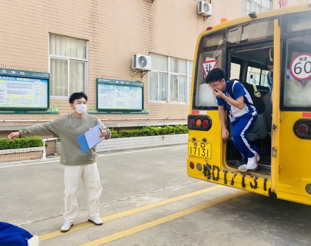 校車緊急疏散演練，為學子安全 “保駕護航”