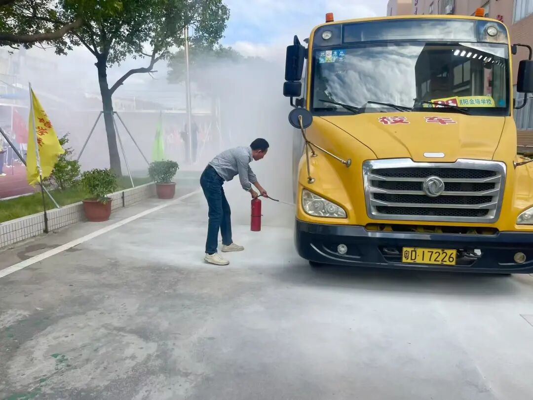 校車緊急疏散演練，為學子安全 “保駕護航”