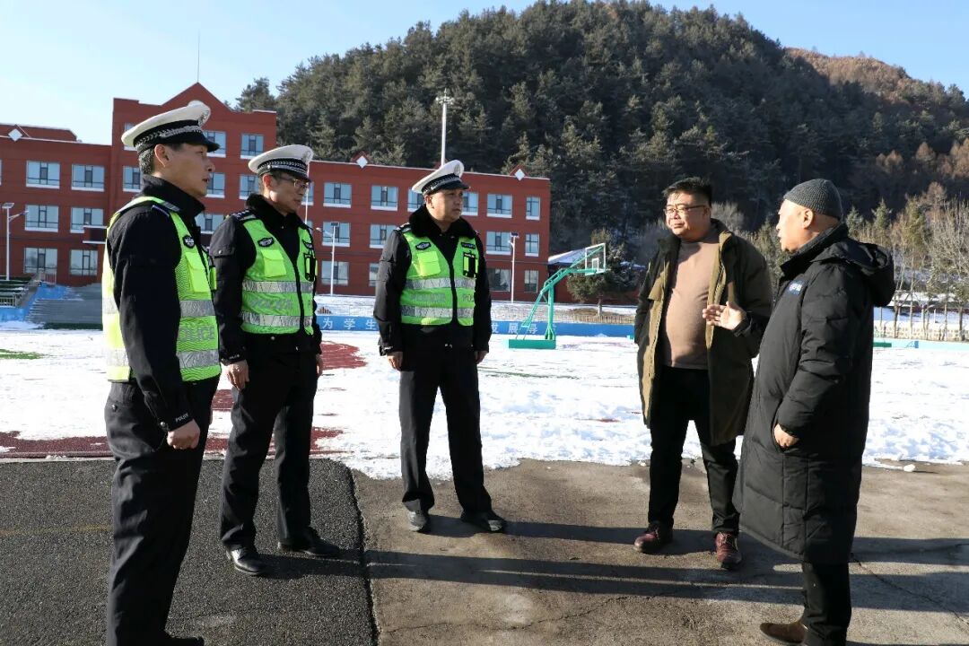 長白交警大隊聯合多方開展校車安全專項檢查 織密“122”學生出行安全防護網