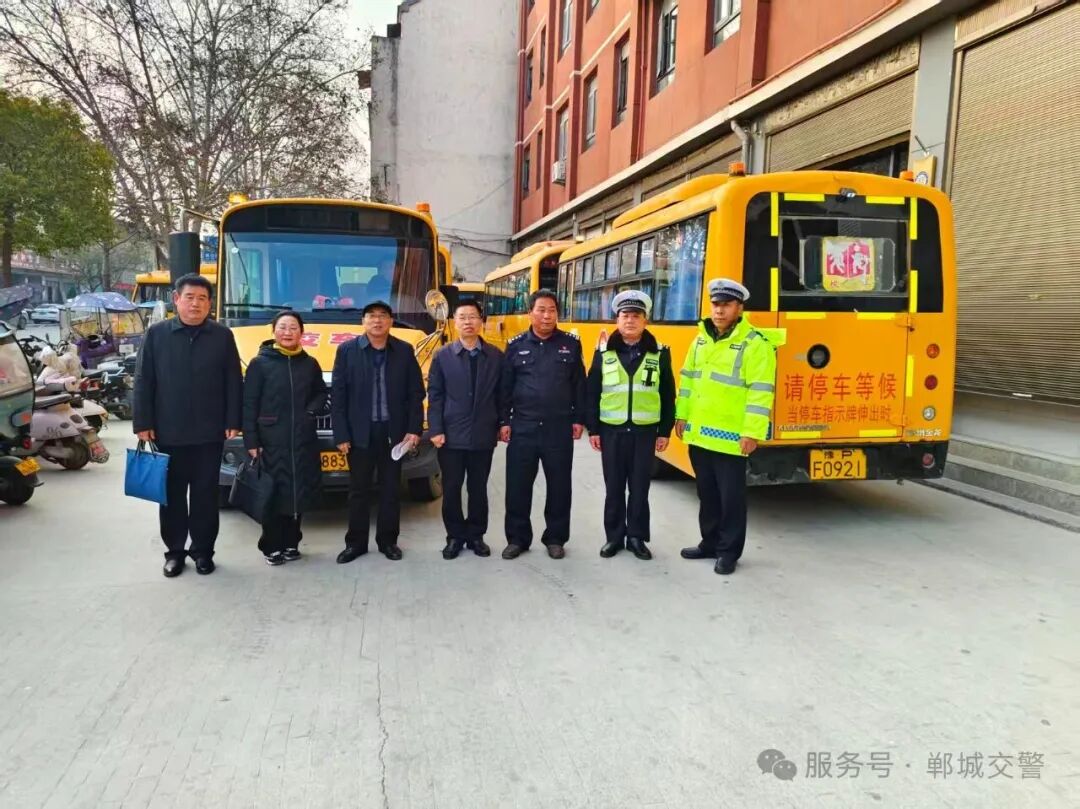 筑牢校車載人安全防線 鄲城交警聯(lián)合中心校開展校車駕駛員及隨車教師安全培訓會（二）