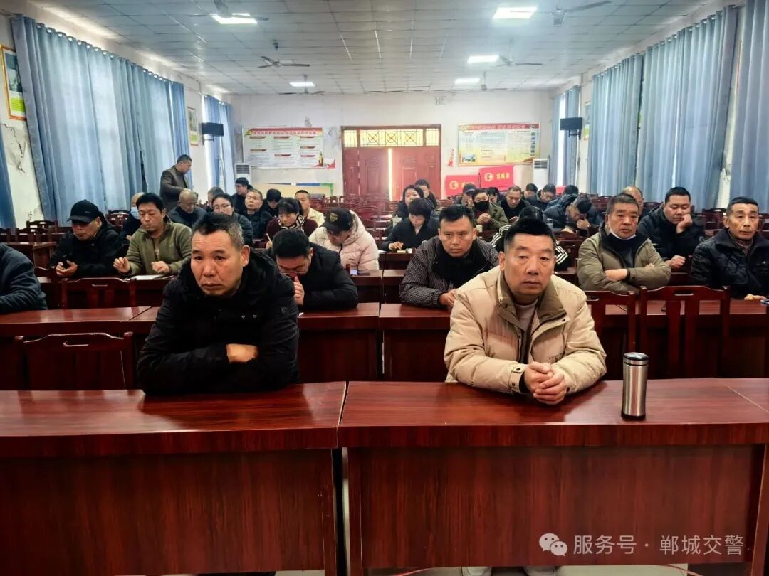 筑牢校車載人安全防線 鄲城交警聯(lián)合中心校開展校車駕駛員及隨車教師安全培訓會（二）