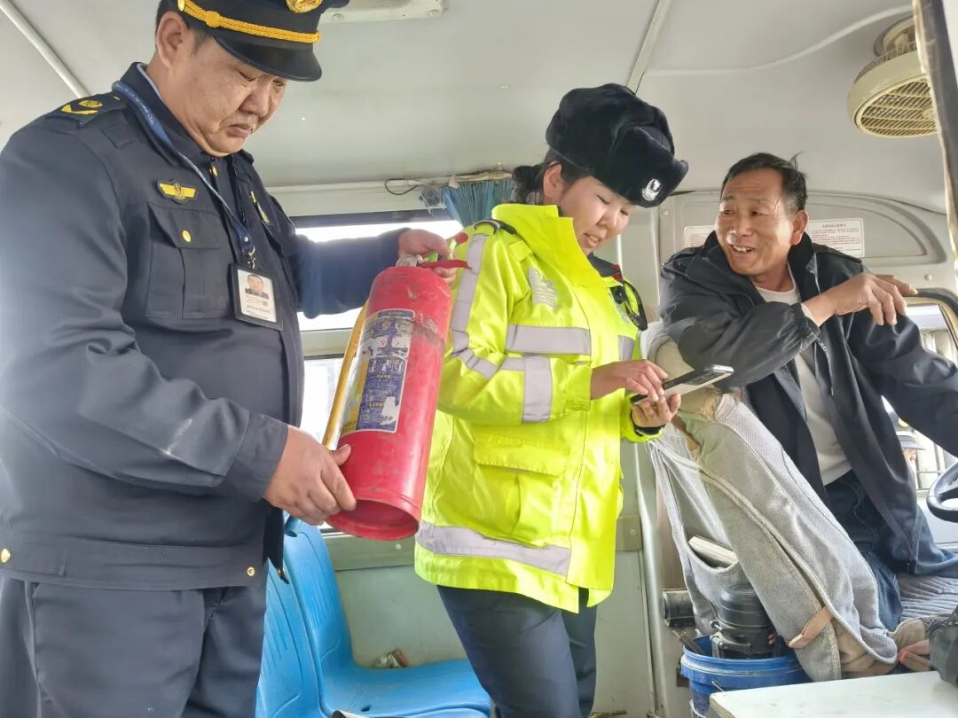 護航開學季 嚴把校車關！尉犁交管聯合多部門開展開工首日校車安全專項檢查