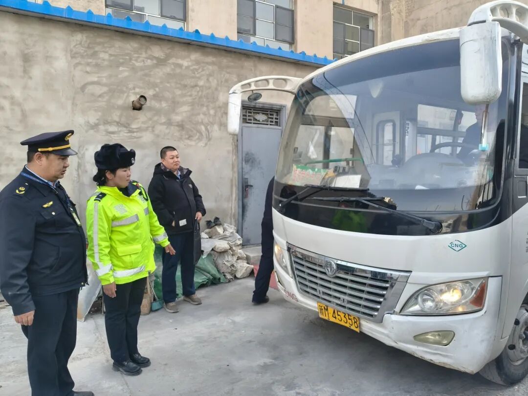 護航開學季 嚴把校車關！尉犁交管聯合多部門開展開工首日校車安全專項檢查