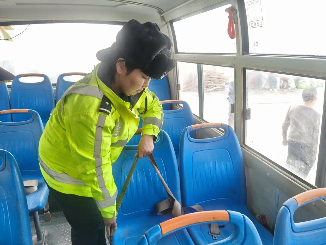 護航開學季 嚴把校車關！尉犁交管聯合多部門開展開工首日校車安全專項檢查
