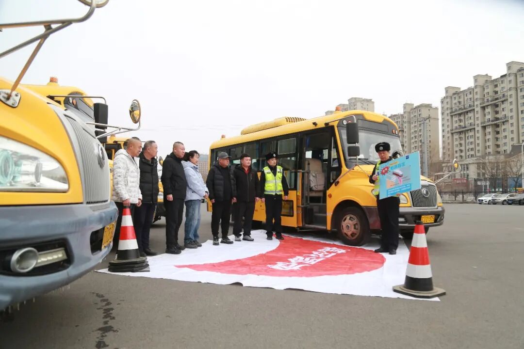 金盾·暢安丨春季開學(xué)在即，阜新交管支隊為校車全面體檢