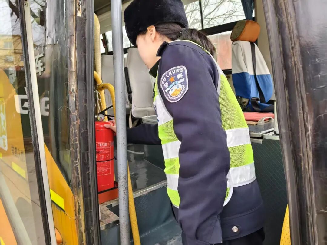 金盾·暢安丨春季開學(xué)在即，阜新交管支隊為校車全面體檢