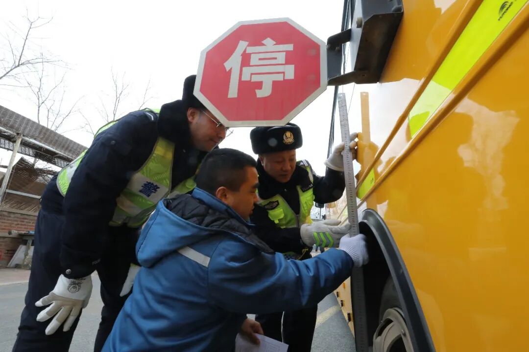 金盾·暢安丨春季開學(xué)在即，阜新交管支隊為校車全面體檢