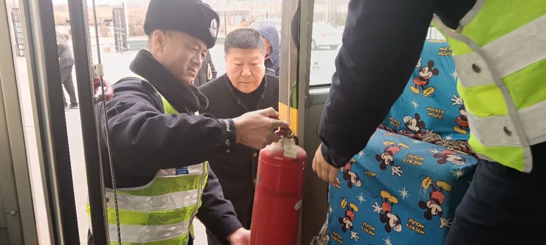 金盾·暢安丨春季開學(xué)在即，阜新交管支隊為校車全面體檢