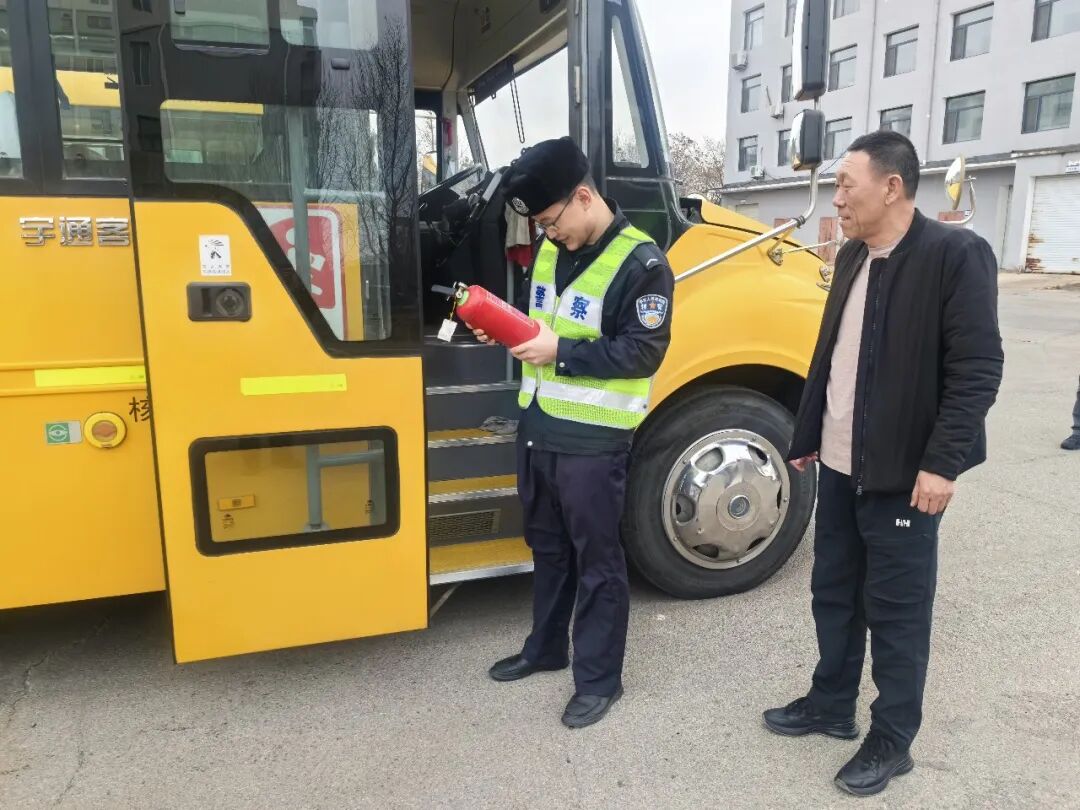 金盾·暢安丨春季開學(xué)在即，阜新交管支隊為校車全面體檢