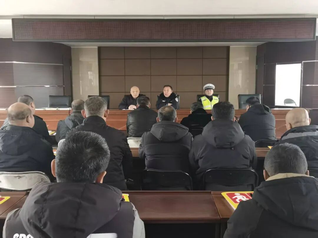 金盾·暢安丨春季開學(xué)在即，阜新交管支隊為校車全面體檢