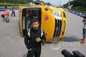 長安校車上演“特技”真人側翻