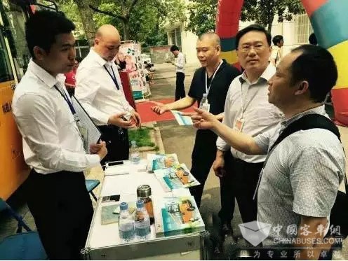 亞洲幼教峰會(huì)上的楚風(fēng)牌幼兒園校車(chē)