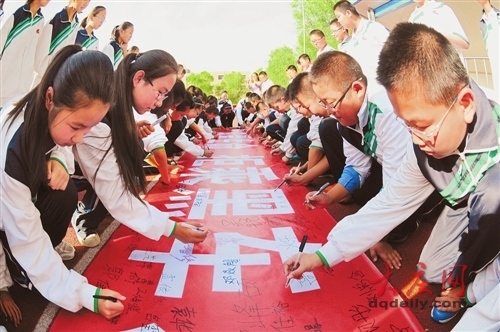 大慶30余萬學(xué)生簽名拒絕“黑校車”