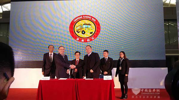 中通校車閃耀西安國際商用車展覽會