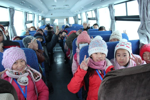 哈爾濱一村主任自費97萬買校車供孩子免費乘坐