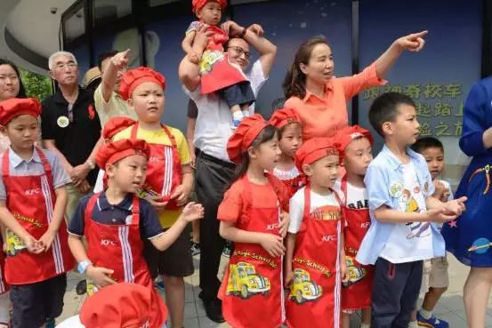 宇通“神奇校車”陪康總助力新書發(fā)布會