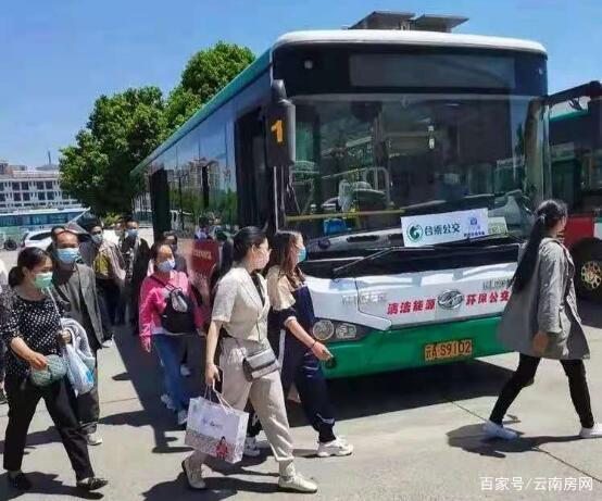 昆明合乘公交運行一個多月，不少線路變身“校車專線”