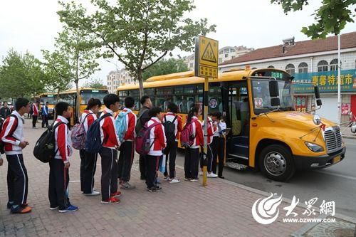 城陽7000名學生上下學方便多了 66輛校車上崗