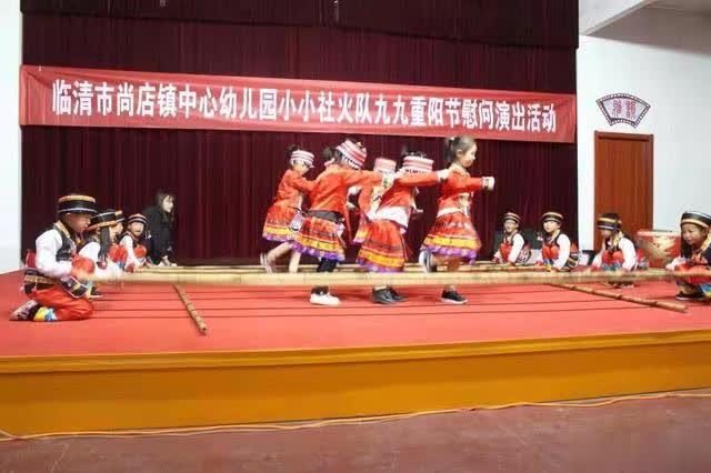 臨清尚店鎮中心幼兒園重陽節為敬老院老人慰問演出