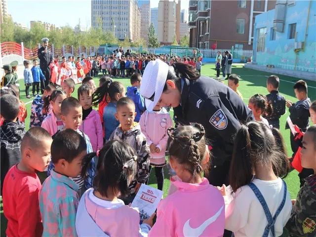 伊旗交管大隊宣傳民警深入幼兒園開展掃黑除惡和 交通安全知識宣講活動