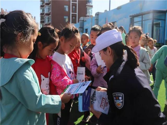 伊旗交管大隊宣傳民警深入幼兒園開展掃黑除惡和 交通安全知識宣講活動