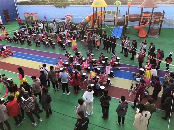 河北唐山高新區七彩陽光幼兒園“點燃幸福之火”篝火晚會活動