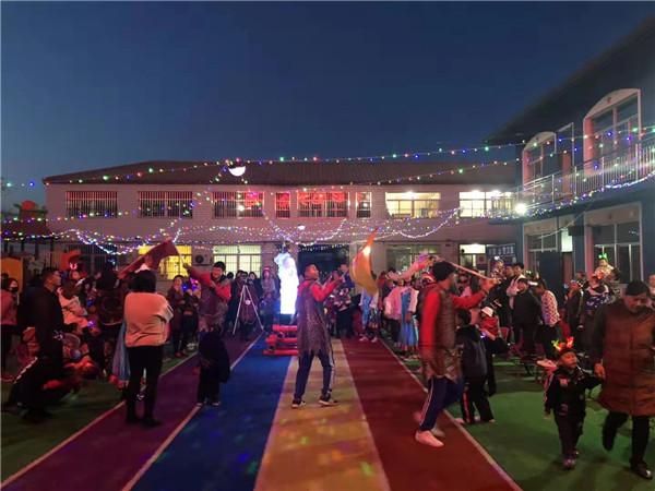 河北唐山高新區七彩陽光幼兒園“點燃幸福之火”篝火晚會活動