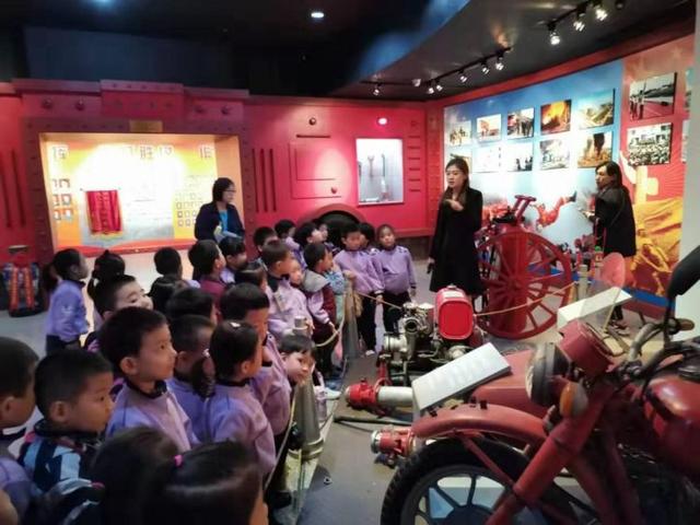 幼兒園小朋友走進消防博物館，“為英雄叔叔點贊”